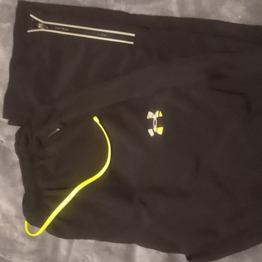 Under Armour black workout pants nylon size small never worn